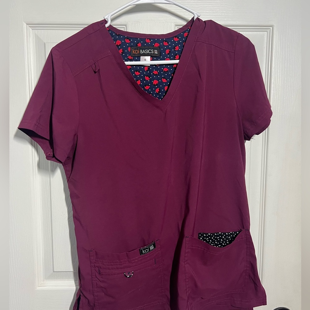 Koi Basics Wine Scrub Set with Floral Lining